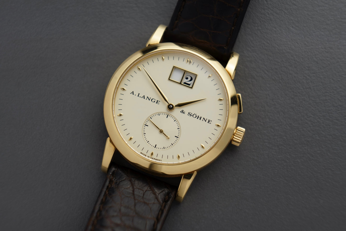 Saxonia Grossdatum Handaufzug 18k | 34mm