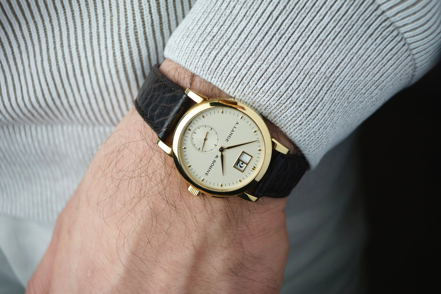 Saxonia Grossdatum Handaufzug 18k | 34mm